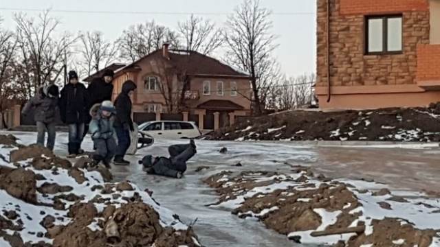 В Приамурье дети катаются с фекальной горки