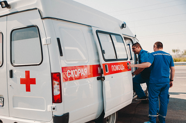 «Дежурить пять минут осталось, а тут два часа капать». В Тюмени врачи отказались принимать пациентку с отеком легких
