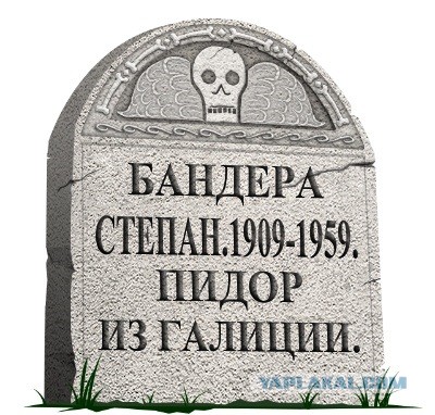 В Одессе сорвали и топтали ногами последний барельеф Жукову