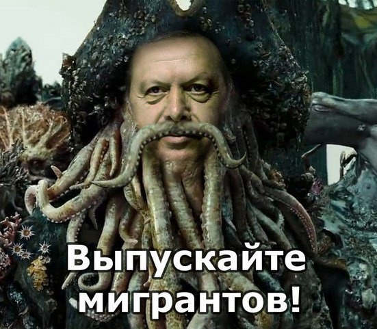 В переход врезался грузовик с поднятым кузовом, что привело к обрушению.
