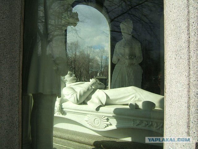 Красивые надгробия и Странные памятники