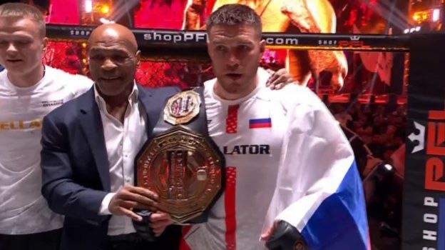 Фёдор Емельяненко встретил Джона Джонса на турнире "UFC"
