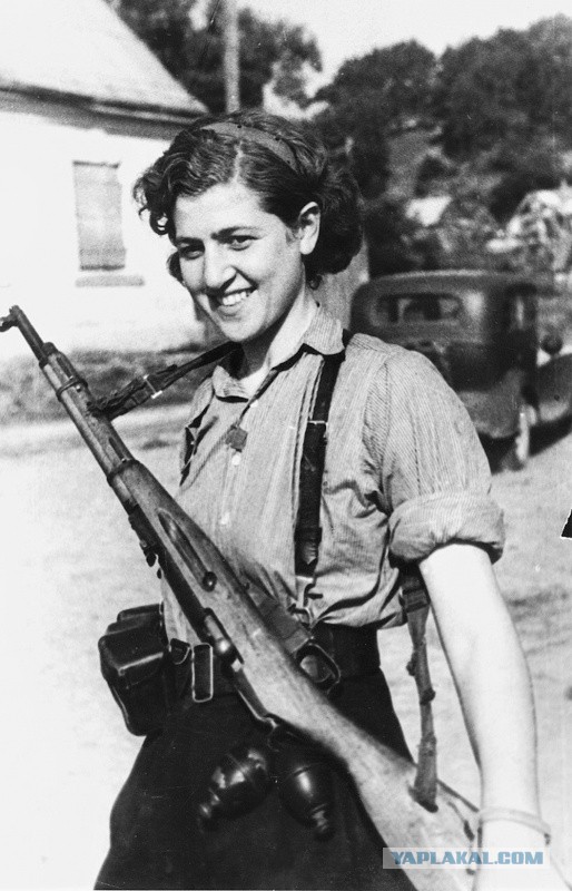 "Детей хоронили заживо или били головой о дерево". Как я потеряла друзей за книгу о Холокосте.