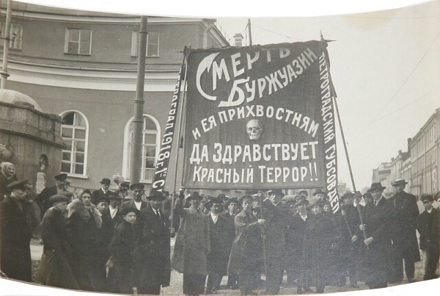 На Старокачаловской в Москве обнаружена временная петля: на станции по рельсам ходит человек в форме красноармейца