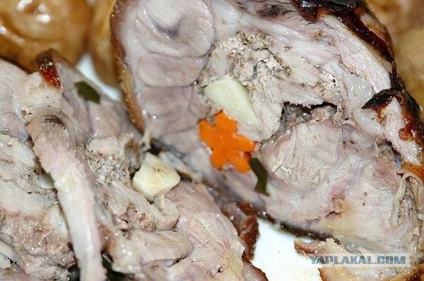 Рулька фаршированная печеная с овощами