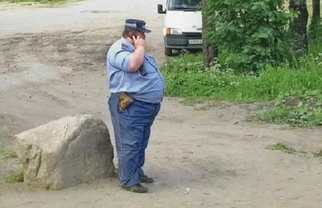 Сотрудники ДПС Якутска задерживают пьяного водителя во дворах Якутска