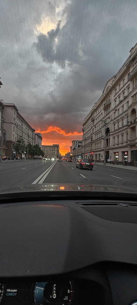 Закат после грозы в Москве