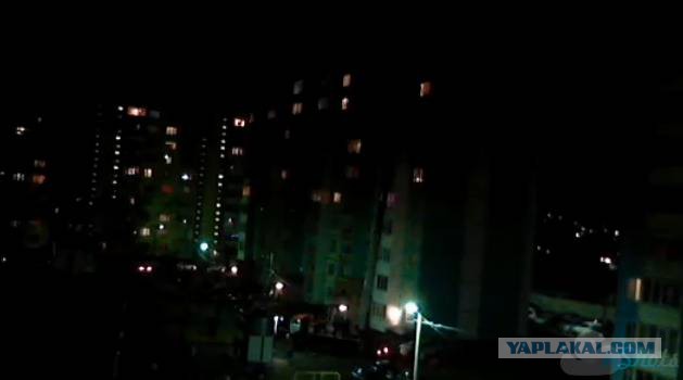Мужик по ходу хочет сигануть с крыши...