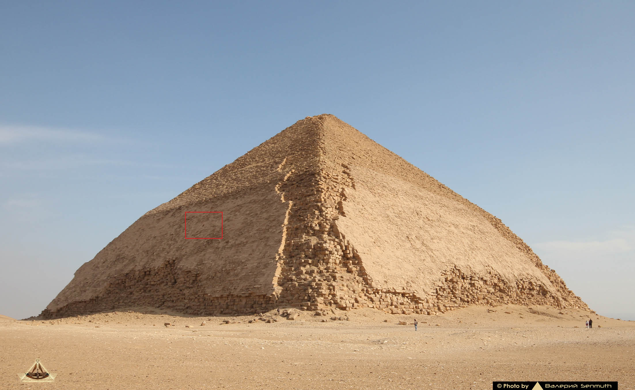 Пирамида снофру имеет 220 104 11. Пирамида Снофру. Южная пирамида Дахшурского некрополя. Пирамида Снофру в Дахшуре. Ломаная пирамида фараона Снофру.