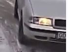 Автоледи выезжает с парковки.
