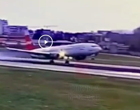 Самолет дважды не смог приземлиться в аэропорту Сочи. В сети опубликованы кадры посадки снаружи и из самолета