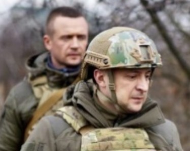 В Сети посмеялись над "детским" бронежилетом Зеленского