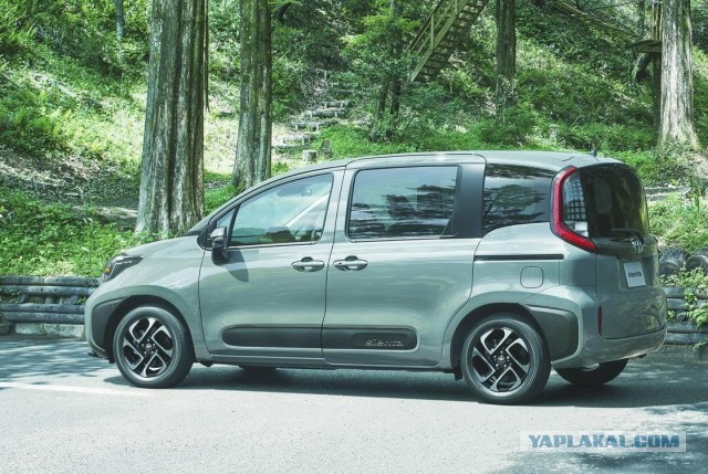 Просторный 120-сильный микровэн Toyota с вариатором по цене 90-сильной Lada Granta с «механикой». В РФ начали принимать заказы на Toyota Sienta из Японии