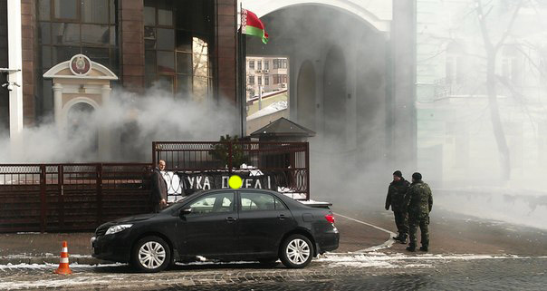 В Киеве прошла акция у белорусского посольства