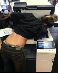 Девушки, которым скучно на работе