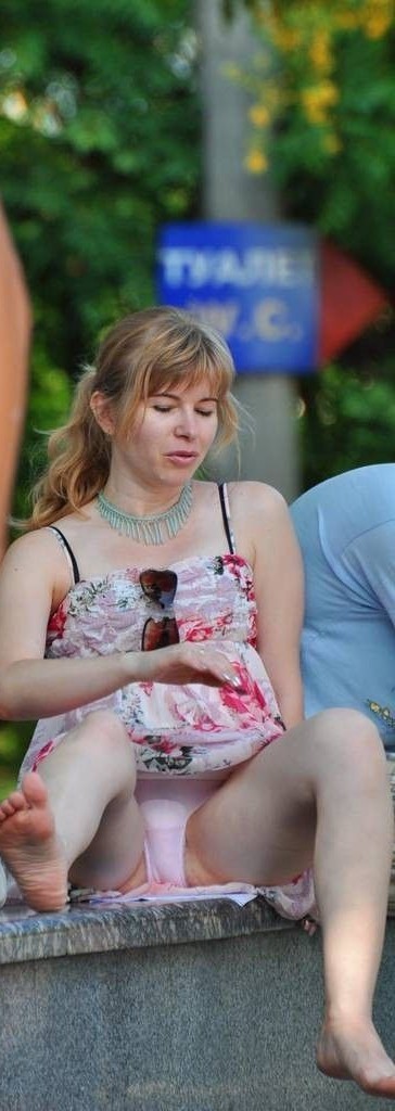 Девушки под ярким солнцем