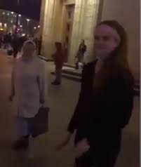 Валико, что она хочет?