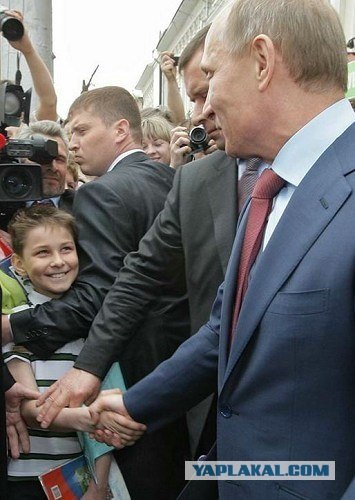 Дмитрий Медведев раздает автографы школьникам