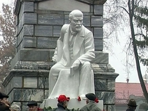 Самые странные памятники Ленину со всего света