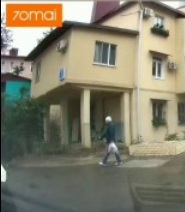Мужик карает за парковку