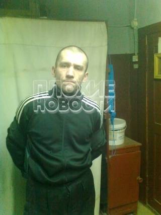 Отца убитой девочки из Нижнего Тагила задержала полиция. Он пытался напасть с ножом на убийцу своей дочери, когда силовики доставили его к месту преступления