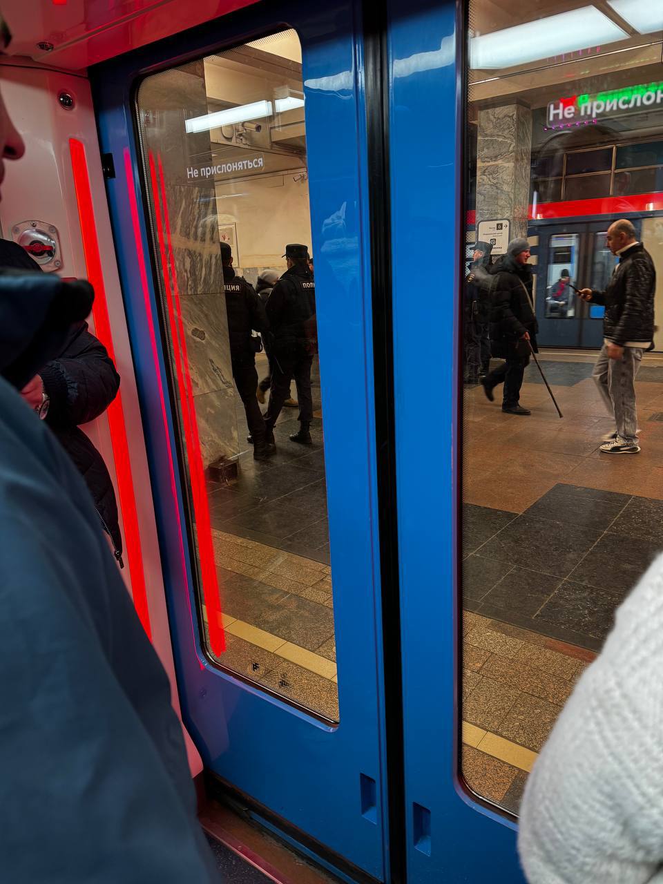 Массовую проверку документов у пассажиров устроили на фиолетовой ветке метро