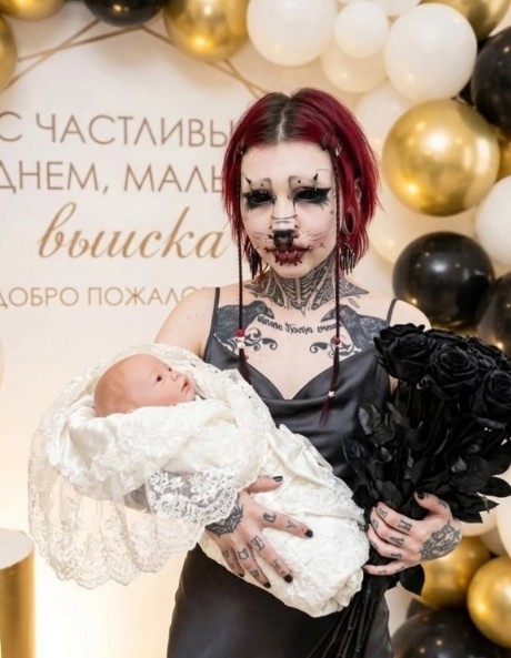 Тяночка с "атмосферными" татуировками и незамысловатом костюмом