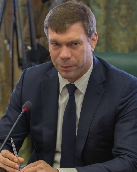 Модель неандертальца в современной одежде