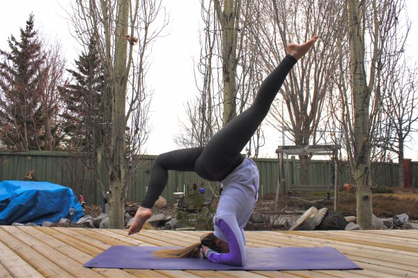 Спортивные девушки с хорошей растяжкой