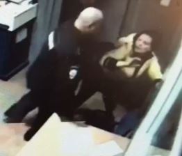 Пьяная баба и слабые нервы полицейского