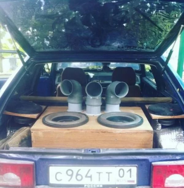 Штатный автозвук Жиги, павший в неравной схватке с кривыми руками гаражных тюнеров