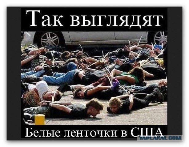 В США кувалдой разбили монумент Христофору Колумбу.