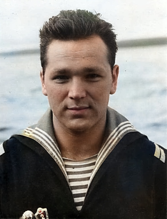 Нейросеть на хаялву раскрашивает фото к 9 мая