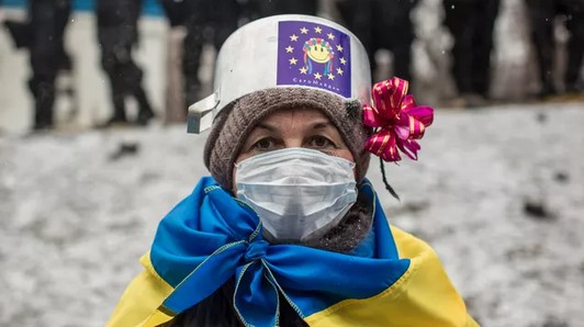 Памятник «Родина-мать» в Киеве подсветили в цвета американского флага