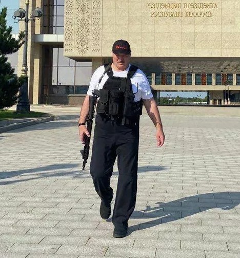Ким Чен Ын с калашом и в кожанке задаёт фэшн-тренд в этом милитари мире