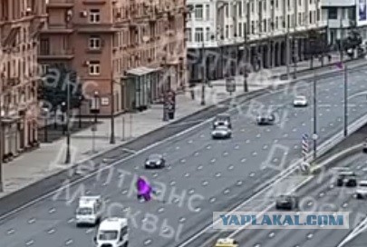 Роскошный внедорожник перевернулся после столкновения в центре Москвы