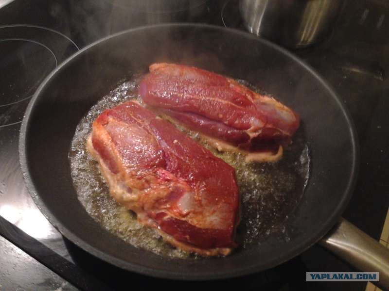 Томленая утиная грудка. Утиная грудка sous vide. Грудинка утки. Утиная грудка с брусничным соусом. Грудинка утки.