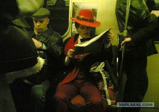 Пассажиры в метро.