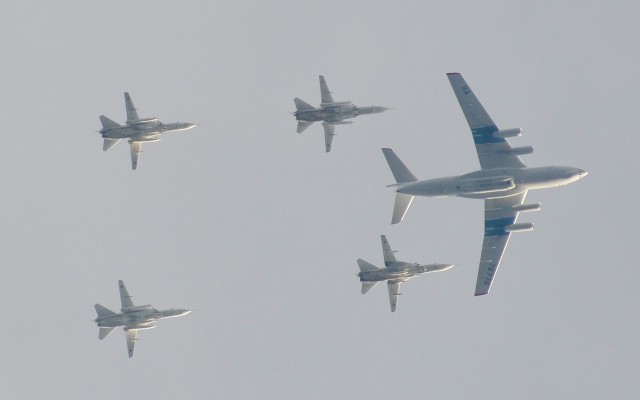 Появилось видео пролета российских су-24 в Сирии.