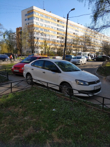 Припарковался. Закрыл пешую дорожку