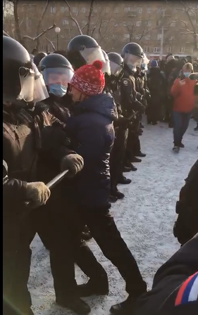 Девочку из Екатеринбурга, которую назвали "лицом протеста", вызвали в полицию.