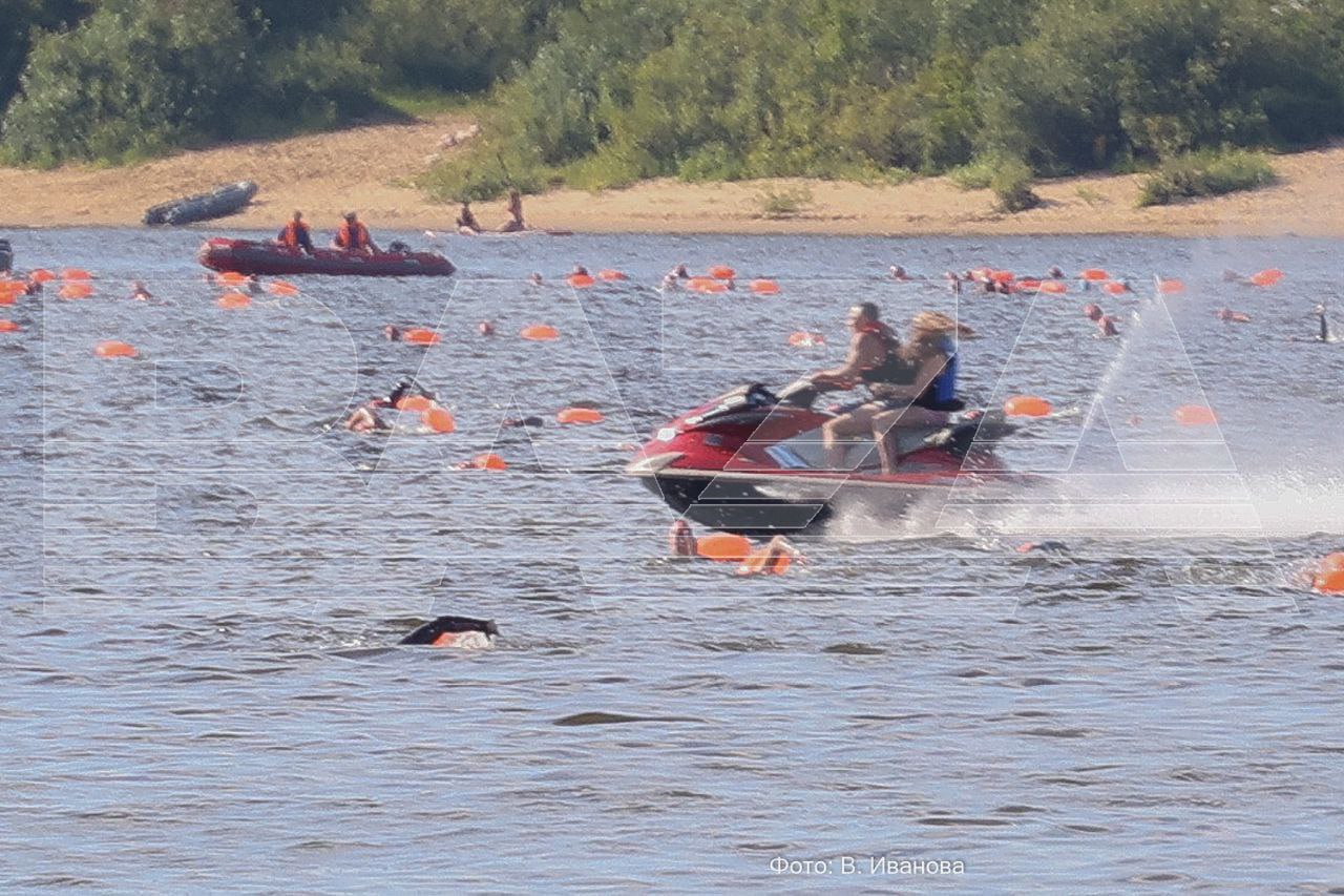 Два мужика на водном мотоцикле