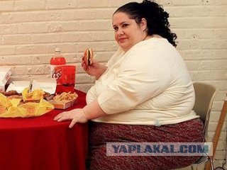 Девушке жмет платьичко