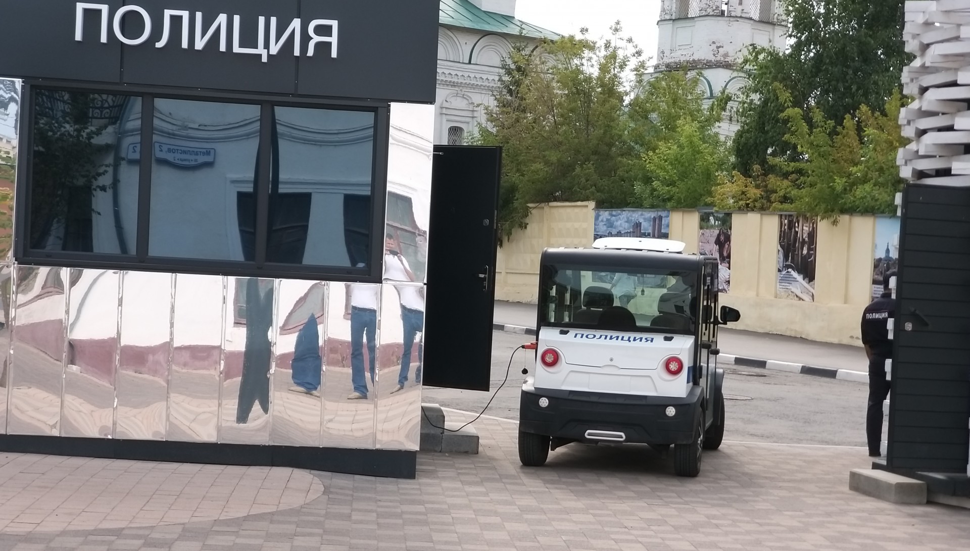 Электромобиль муравей для полиции
