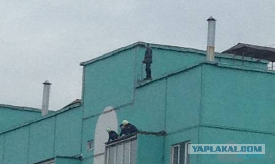 Мужик по ходу хочет сигануть с крыши...