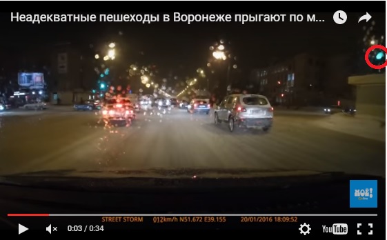 В Воронеже пешеходы прыгали по машине, которая остановилась на "зебре"