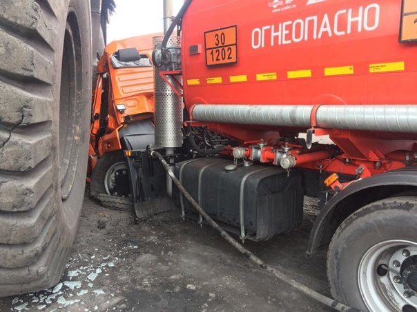 На кузбасском разрезе женщина за рулем БелАЗа раздавила бензовоз