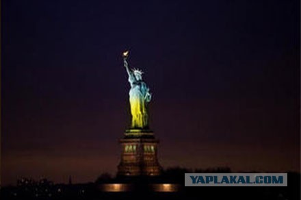 Памятник «Родина-мать» в Киеве подсветили в цвета американского флага