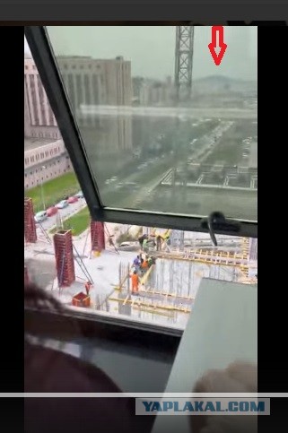 На стройках Москвы кипит работа.