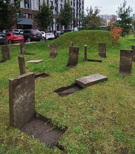 В городе Московский участок напротив жилого дома превратился в «кладбище»